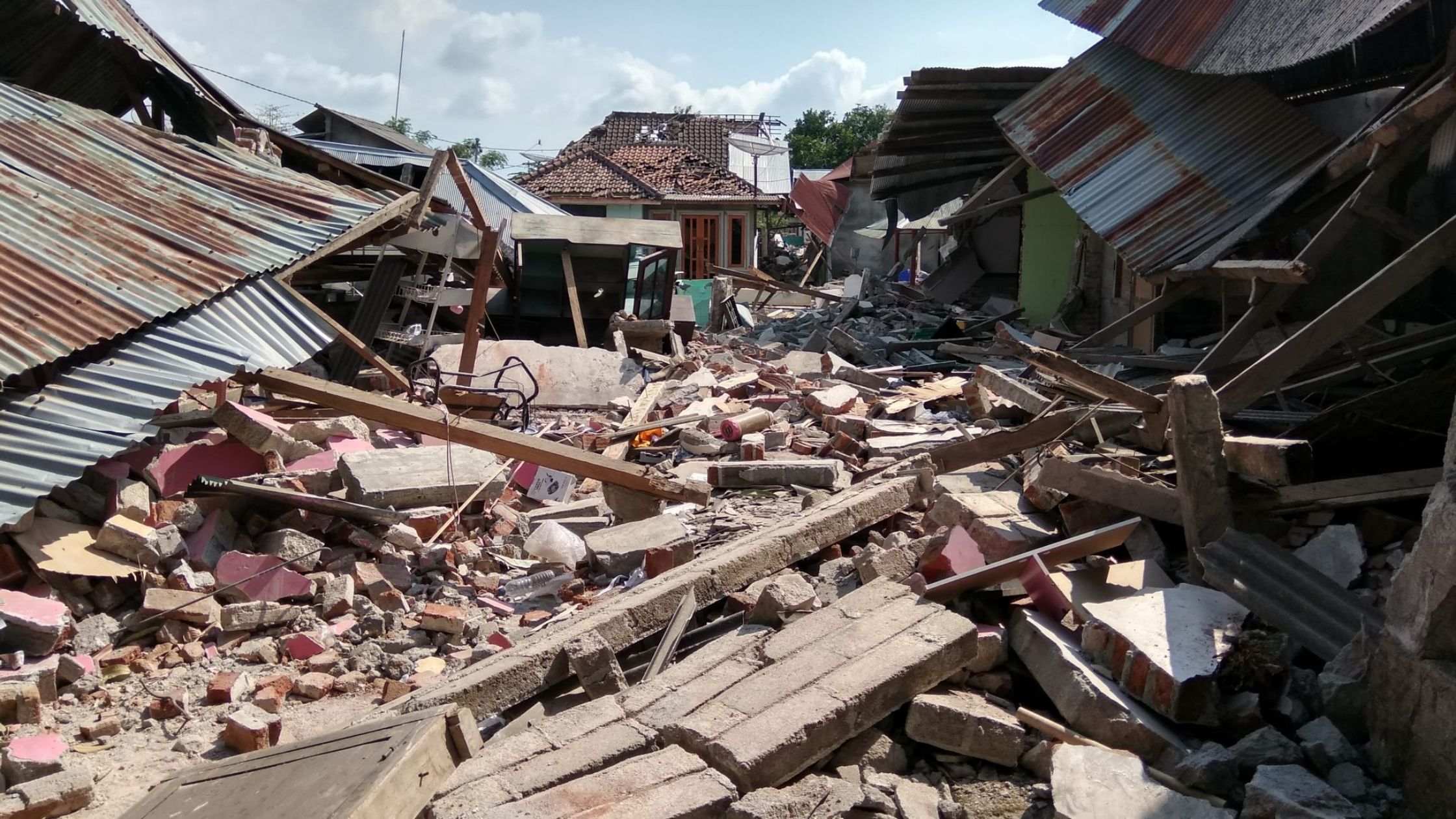 Nødhjælp til jordskælvsramte landsbyer i Lombok-Indonesien